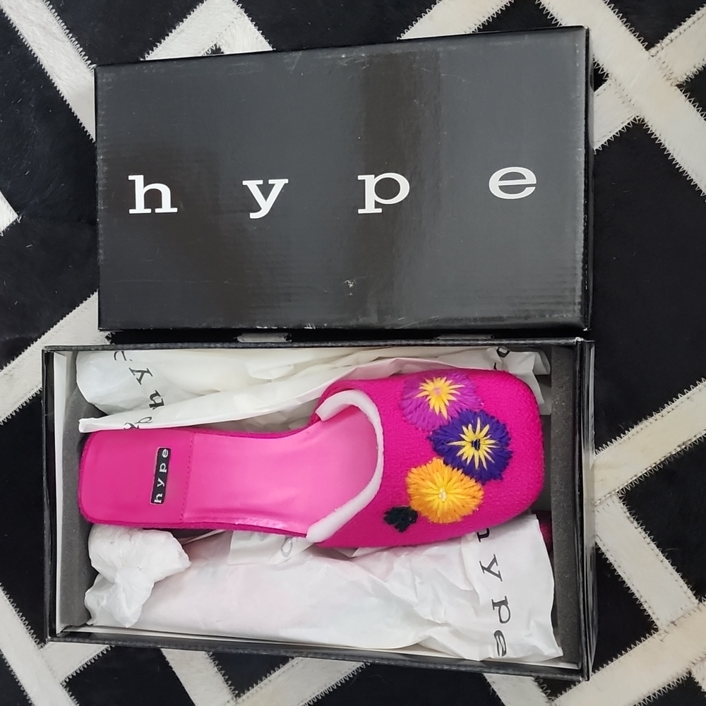 HYPE fushia embroidered mules size 7.5